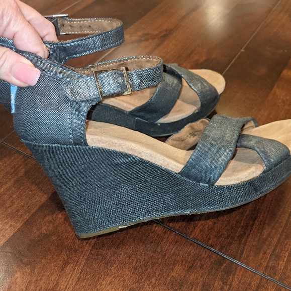 Toms Metallic Silver Wedge Sandals Sz 8 - Picture 5 of 9
